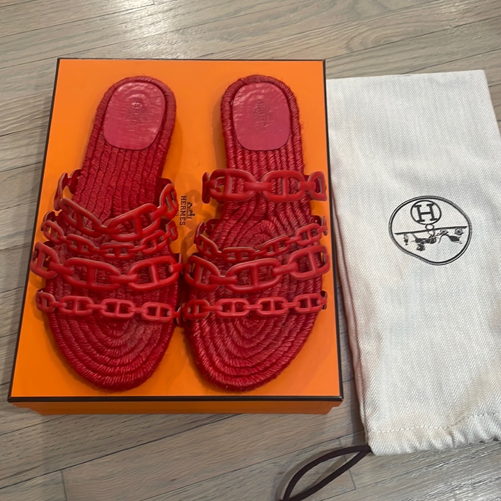 HERMES
Nappa Ancone Espadrille Sandals 37 Rouge Bali red chain